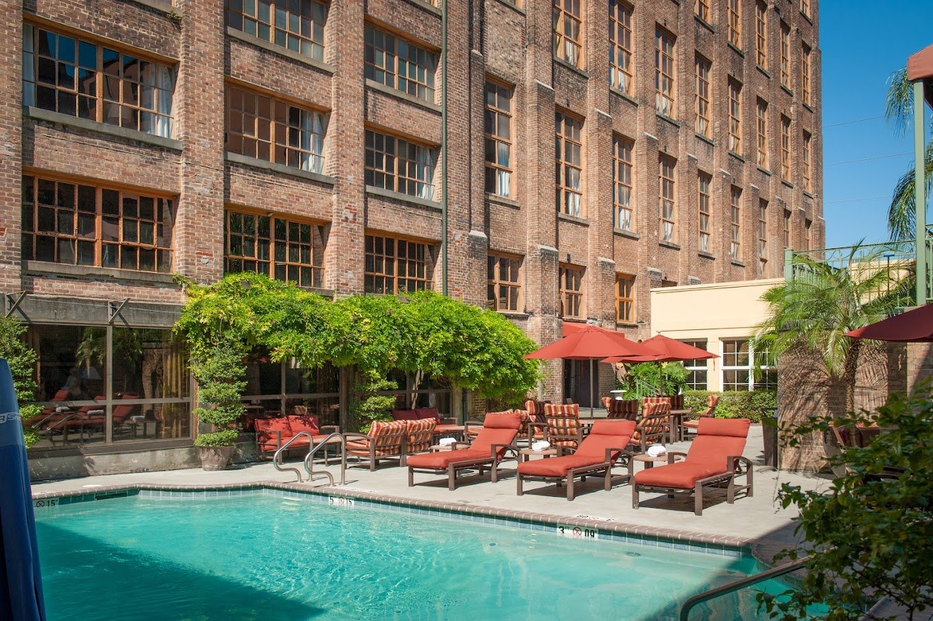 3 Nights @ The Hampton Inn Convention Center With Party Pass